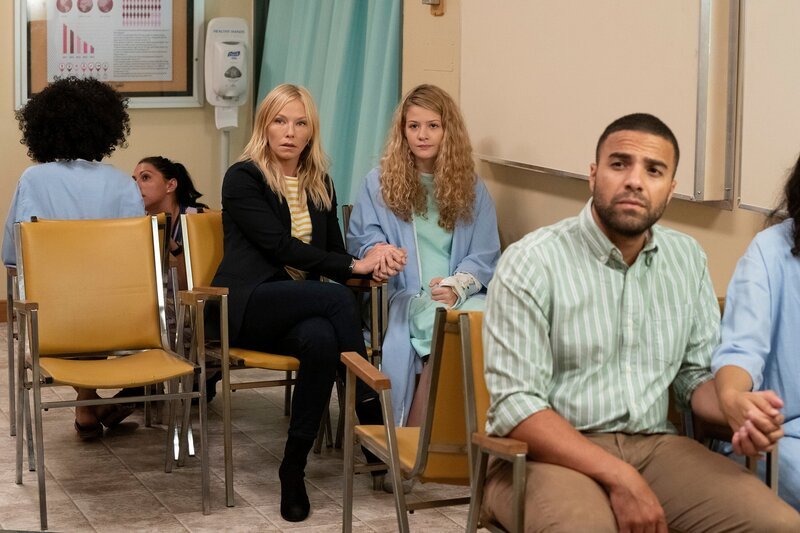 LAW & ORDER: SPECIAL VICTIMS UNIT -- „The Burden of our Choices“ Episode 21004 -- Pictured: (l-r) Kelli Giddish as Detective Amanda Rollins, Kira McLean as Evangeline Miller -- (Photo by: Virginia Sherwood/​NBC) – Bild: NBC /​ Universal