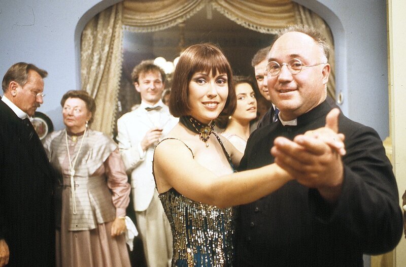 Stolz nimmt der Pfarrer (Hermann Wächter, rechts) am Polterabend die Aufforderung zum Tanz durch Sara Kampensi (Gisela Freudenberg) an. Der Rest der Familie staunt amüsiert. Im Hintergrund von links: Polzist Grüner (Gerd Fitz), Oma Soleder (Franziska Stömmer), Kurt Soleder (Michael Lerchenberg) und Sara Soleder (Christine Neubauer). – Bild: BR/​Tellux-Film GmbH