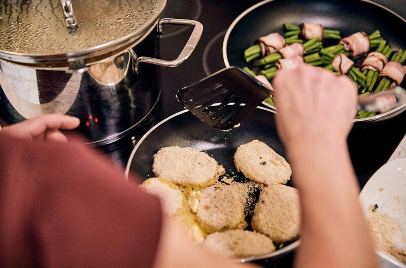 Lena Zimmermann brät die Kohlrabischnitzel für die vegetarische Hauptspeise an. – Bild: BR/​megaherz gmbh/​Philipp Thurmaier