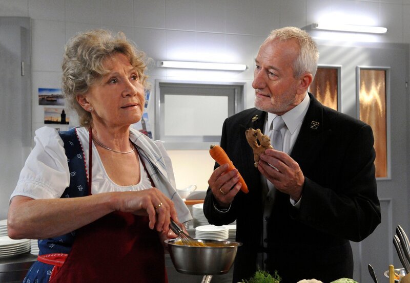 ARD STURM DER LIEBE FOLGE 1354, am Mittwoch um 15:10 Uhr im ERSTEN. Hildegard (Antje Hagen, l.) kann Alfons’ (Sepp Schauer, r.) Gesundheitstrip nicht allzu viel abgewinnen. – Bild: ARD /​ Ann Paur