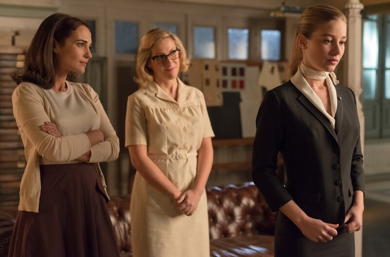 v.l.n.r. Ana Ribera (Paula Echevarría), Rita Montesinos (Cecilia Freire) und Lucía Márquez (Charlotte Vega). – Bild: WDR/​Manuel Fernandez-Valdes/​Beta Film GmbH