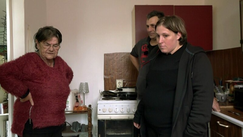 Carsten und Antje erfüllen Regina einen Wunsch. – Bild: RTLZWEI