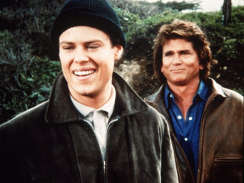Der alte Frank sieht alles in der Verklärung der Erinnerung: Eines Tages begegnet er sich selbst, dem jungen, verliebten Frank (David Bowe, l.), der er einmal war. Jonathan (Michael Landon, r.) freut sich mit ihm. – Bild: Worldvision Enterprises, Inc.