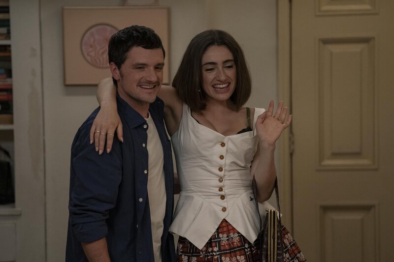 l-r: Dylan (Josh Hutcherson), Rachel Sennott (Maia Simsbury) – Bild: Warner /​ Home Box Office, Inc.