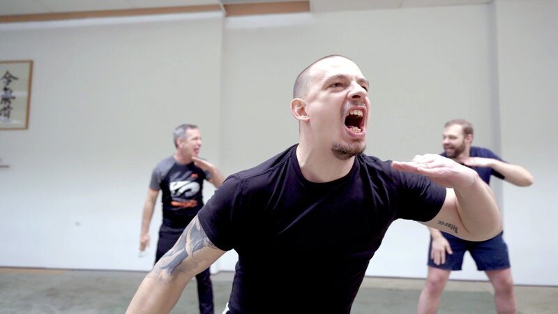 Beim Männerworkshop „Warrior Spirit“ sollen die Teilnehmer den Krieger in sich spüren. – Bild: 3sat