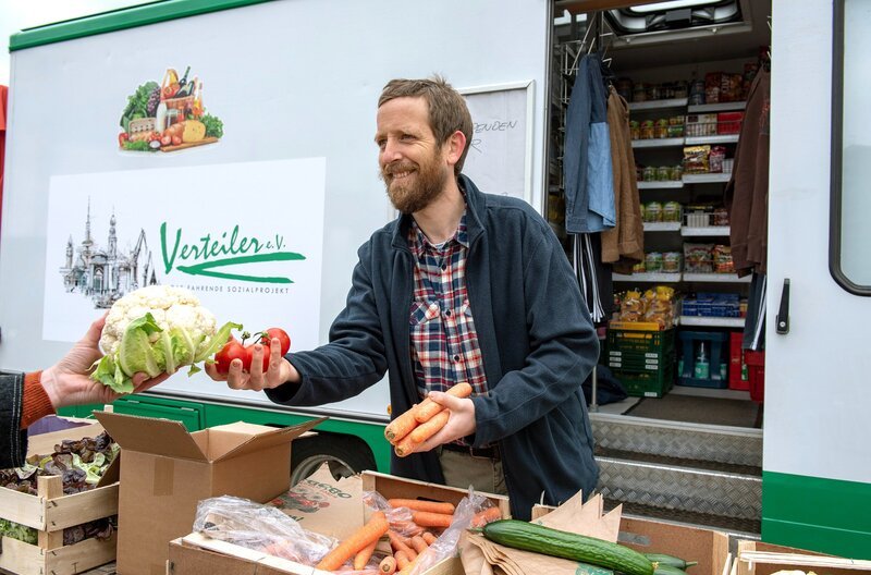 Sozialarbeiter Bruno Mielke (Jannik Nowak) verteilt regelmäßig Lebensmittel an hilfsbedürftige Hamburger. – Bild: ARD/​Thorsten Jander