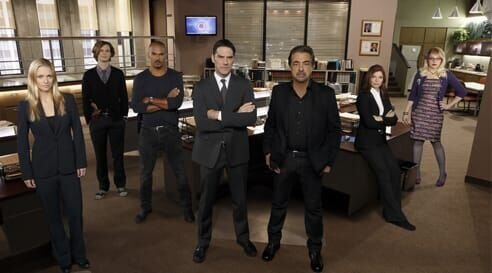 L‑R: Jennifer Jareau (A.J. Cook), Dr. Spencer Reid (Matthew Gray Gubler), Derek Morgan (Shemar Moore), Aaron Hotchner (Thomas Gibson), David Rossi (Joe Mantegna), Alex Blake (Jeanne Tripplehorn), Penelope Garcia (Kirsten Vangsness). – Bild: TF1