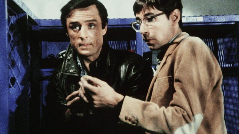Bei ihren Recherchen in einem Baseball-Club finden Nick (Joe Penny, l.) und Murray (Thom Bray) erste Indizien. – Bild: RTL Crime
