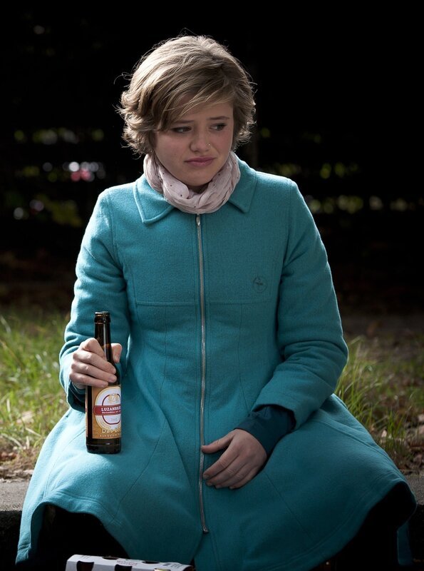 Sophie (Anica Röhlinger) lässt sich zu einem Bier überreden und verträgt es eher nicht. – Bild: MDR/​Anke Neugebauer