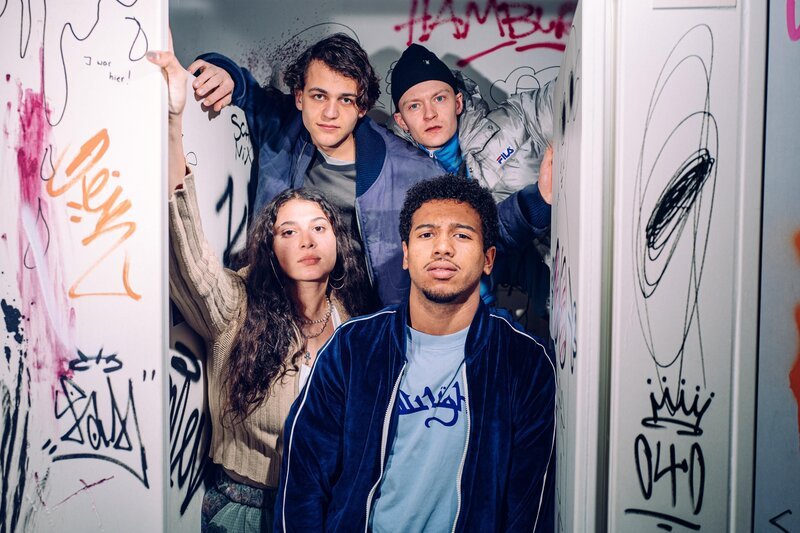 (im Uhrzeigersinn) Younes (David Ali Rashed); Rocky (Vito Sack); Amadou (Aaron Maldonado-Morales); Shirin (Manal Raga a Sabit) – Bild: Joyn /​ Dennis Dirksen