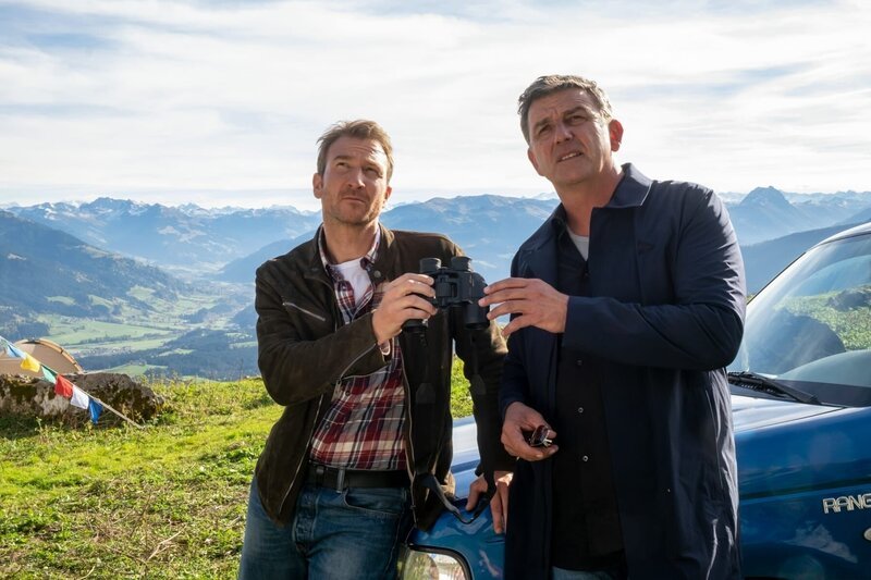 Martin (Hans Sigl, r.) und Hans (Heiko Ruprecht, l.) beobachten besorgt Tobias’ Klettervorhaben. – Bild: ZDF und Erika Hauri