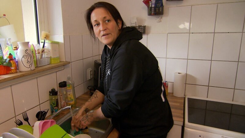 Die 37-jährige Natascha versucht jeden Tag, die Bedürfnisse ihrer drei Kinder unter einen Hut zu kriegen. Egal ob Essenwünsche oder Hobbys. – Bild: RTLZWEI