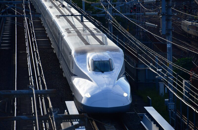 Die Trassen für die Shinkansen Hochgeschwindigkeitsstrecken ziehen sich durch die Häuserschluchten der Millionen-Metropole Hakata/​Fukuoka. – Bild: SWR
