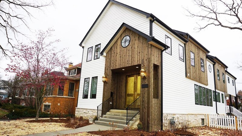Exterior of Schmitt’s newly built home, as seen on Windy City Rehab. – Bild: HGTV