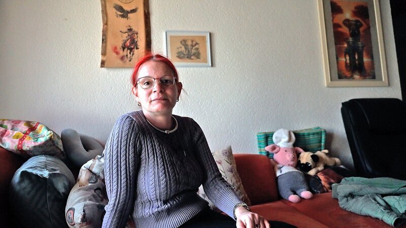 Evi erzählt, wie die sexualisierte Gewalt bis heute nachwirkt. – Bild: SRF