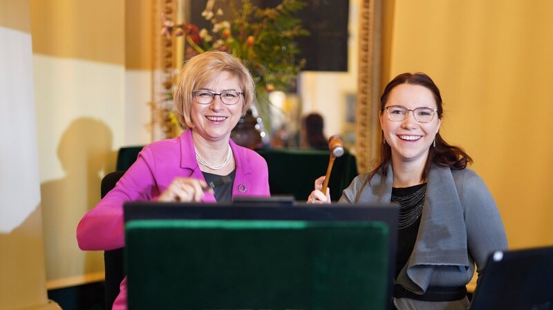Anke Wendl und Julia Wendl während einer Auktion – Bild: MDR/​Joachim Neumann