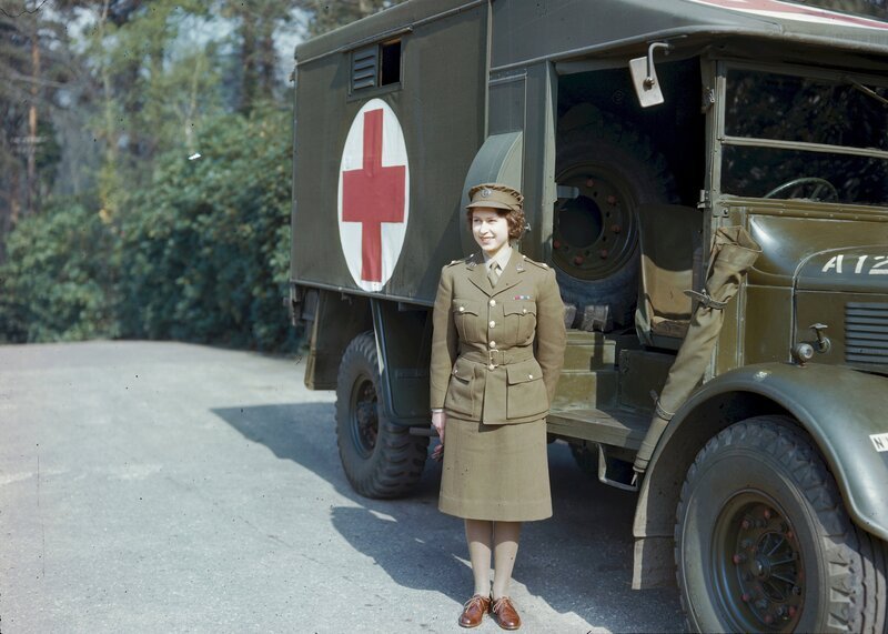 Prinzessin Elizabeth beim Hilfsdienst der britischen Armee (ATS), April 1945. – Bild: phoenix/​ZDF/​IWM