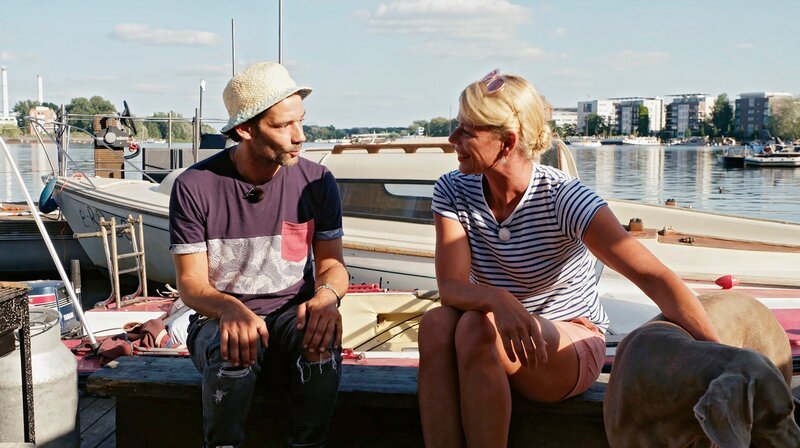 Zoltan Grasshoff auf seinem Hausboot in der Rummelsburger Bucht. – Bild: rbb