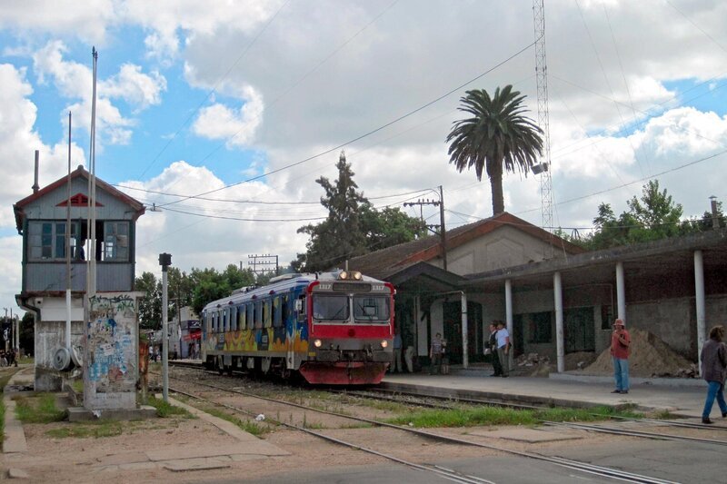 Station Las Piedras: Endstation für die meisten Personenzüge. – Bild: NDR/​SWR/​Mayer-Hagmann