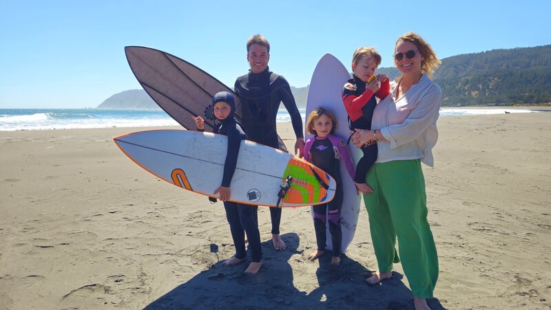 Ellen lebt mit ihrer Familie in Matanzes, einem Surfer‑Hotspot am Pazifik, hier findet jährlich der Weltcup im Surfen statt. Ihre Kinder lernen früh auf den Brettern über die Wellen zu reiten. – Bild: ZDF/​Christian Leunig