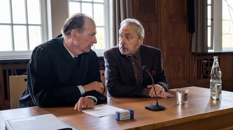 Markus Gellert (Herbert Knaup, l.) mit seinem Mandanten Manfred Bechstein (Wolfgang Stumph, r.) vor Gericht. – Bild: ARD/​Manju Sawhney