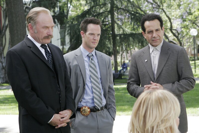 Bei Monks (Tony Shalhoub, re.) Jahrgangstreffen auf dem College tauchen auch Capt. Stottlemeyer (Ted Levine, l.) und Lt. Disher (Jason Gray-Stanford) auf, die einen Mord aufklären müssen, dessen Spuren offensichtlich zu den Teilnehmern des Klassentreffens führen. – Bild: RTPL /​ RTLplus