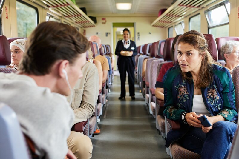 Otis (Rick Okon) sagt Sandra (Katharina Wackernagel) was er von ihren Telefonaten mit ihrem Mann hält. – Bild: ZDF/​Andrea Küppers