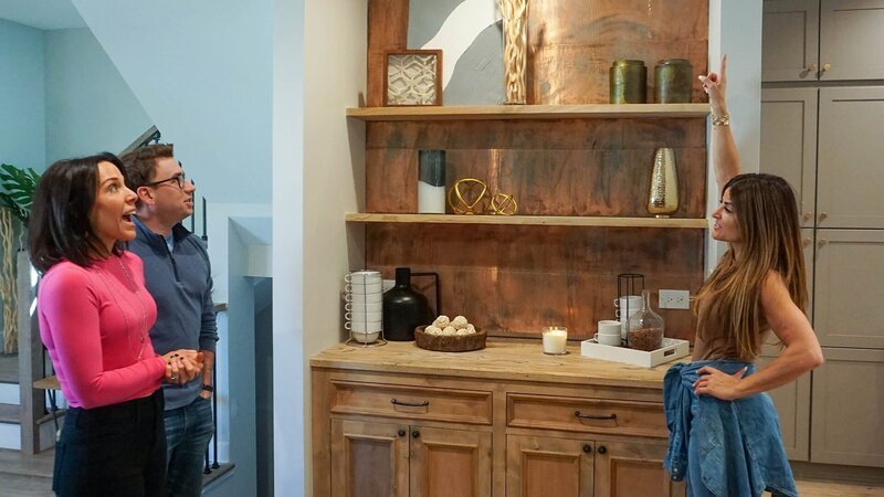 Host Alison Victoria is captured candidly with the homeowners, as she reveals the renovated house and their new bar, as seen on Windy City Rehab, Season Three. – Bild: Warner Bros. Discovery