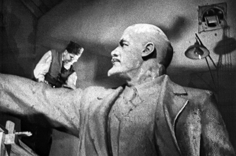 Josef Stalin gibt riesige Statuen von sich in Auftrag, die nicht zuletzt zur Machtdemonstration dienen. – Bild: Roche Productions