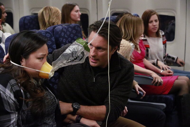 Es kommt zu Turbulenzen im Flugzeug. Während sich Nathan (Martin Henderson, 2.v.l.) um Ingrid (Jee Young Han, l.) kümmert, schaut Für Meredith (Ellen Pompeo, 2.v.r.) nach anderen Passagieren … – Bild: American Broadcasting Companies, Inc. /​ Mitch Haaseth