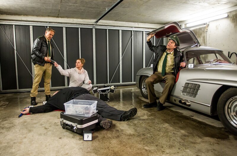 L-R: Franz Hubert (Christian Tramitz), Dr. Anja Licht (Karin Thaler), Johannes Staller (Helmfried von Lüttichau) – Bild: ARD/​TMG/​Chris Hirschhäuser