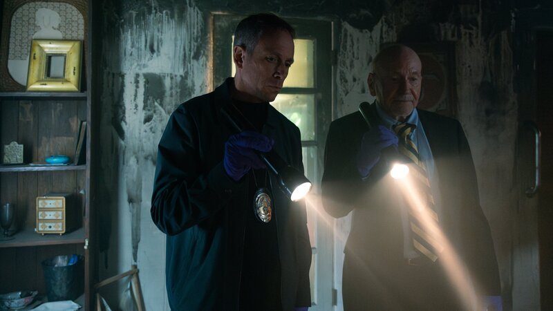 RECREATION – Detective Dresback (James Anderson) and Detective Drapeau (Alex Mannone) shine flashlights on crime scene. – Bild: Warner Bros. Discovery, Inc. or its subsidiaries and affiliates. All rights reserved.