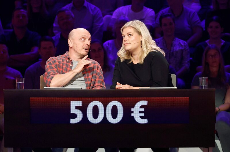 Rateteam-Kapitän Bernhard Hoëcker (l.) mit der Schauspielerin Marie Schöneburg (r.) – Bild: ARD/​Morris Mac Matzen