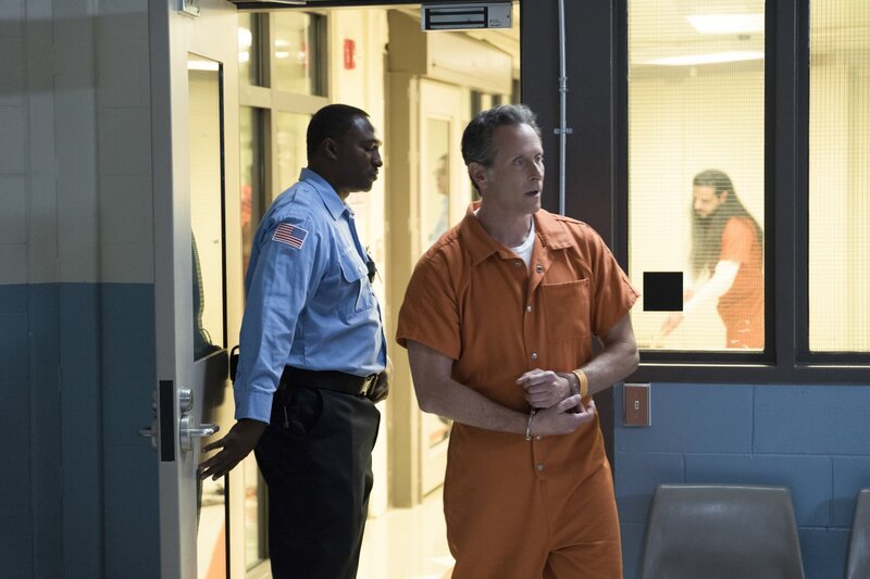 Sehnsucht nach Freiheit: Douglas Hamilton (Steven Weber, M.) will einen Deal mit der US-Justiz abschließen, um vorzeitig aus dem Gefängnis zu kommen. – Bild: CBS Broadcasting, Inc.