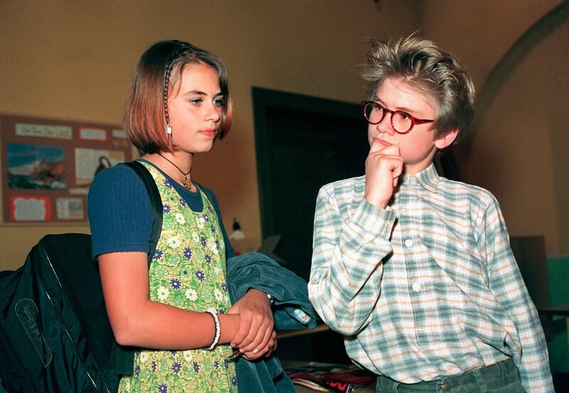 Nadine (Juliane Brummund) und Tom (Philip Baumgarten) diskutieren darüber, warum Nadine Vera nicht zu Hause besuchen darf. Geniert sich Vera, weil sie aus einfachen Verhältnissen kommt? – Bild: MDR/​WDR/​Rolf Baumgartner