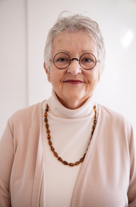 Maria zieht aus familiären Gründen zurück nach Frankfurt in eine stilvolle Seniorenresidenz. – Bild: HR/​Timeline Film & TV