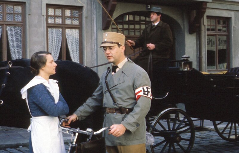 Adolf Grandauer (Alexander Duda) unterhält sich mit Luise Kreitmeier (Sandra White). – Bild: BR/​Tellux-Film GmbH