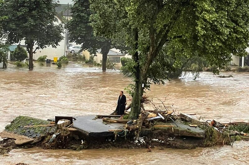 „Rettungsinsel“: Oliver Grieß aus Insul überlebt die Katastrophe, nachdem ihn zuvor die Flutmassen aus seiner Wohnung gespült und in die Ahr geschleudert hatten. Als er wieder zu sich kommt, befindet er sich auf dem Rest einer Brücke, die wie durch ein Wunder dem reißenden Strom widerstanden hat. – Bild: ZDF und Oliver Grieß