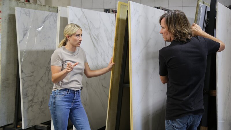 Jasmine Roth (l.) – Bild: Warner Bros. Discovery