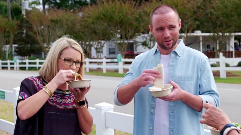 Morgan und Hunter waren schon in der High-School ein Paar, haben geheiratet und wollen nun mit Sohn und Tochter ihre Heimat Greenville in North Carolina verlassen, um nach Emerald Isle an der Crystal Coast zu ziehen. Auf der schönen Insel, die im Sommer bei Urlaubern sehr beliebt ist, suchen sie nach einem Eigenheim mit vier Schlafzimmern in Strandnähe. Ihre Kids haben andere Prioritäten: Sie wünschen sich einen Skatepark und eine Wasserrutsche im Garten. – Bild: Tanja Bachetzky /​ HGTV