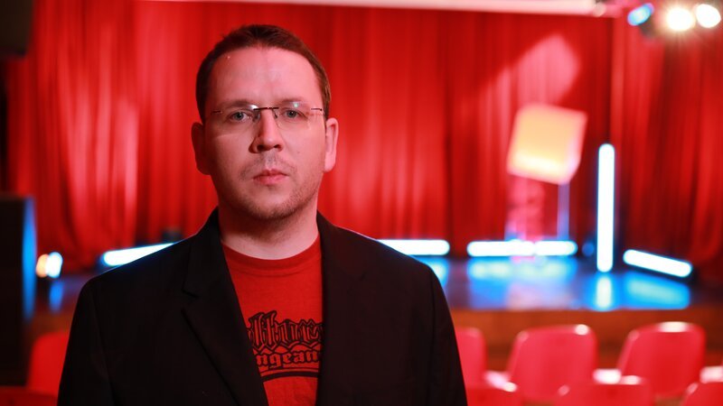 Der Geschichts- und Sozialwissenschaftler Nikolai Okunew vom Leibniz-Zentrum für Zeithistorische Forschung in Potsdam verrät uns, welche emotionale Rolle die Heavy Metal Musik in der DDR hatte. – Bild: Benedikt Preisinger /​ BR /​ BR/​Benedikt Preisinger