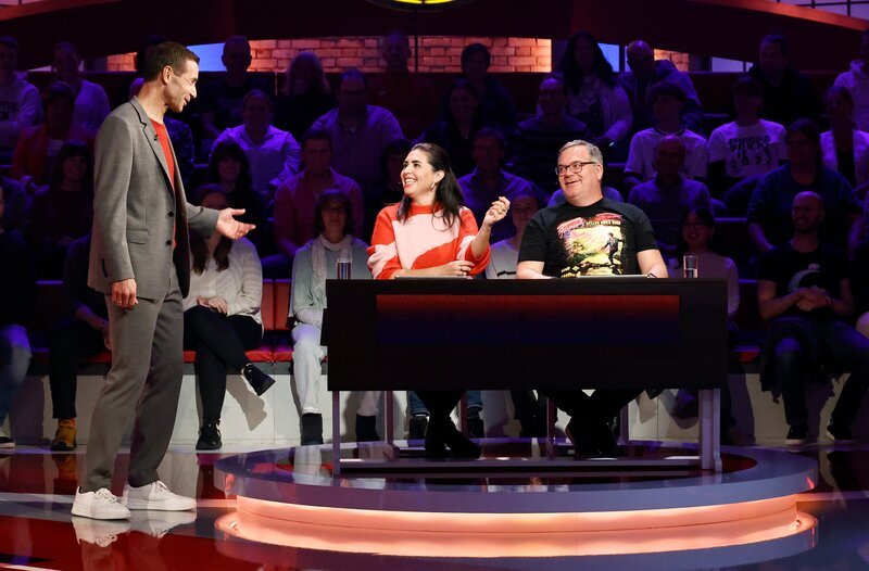 Moderator Kai Pflaume (l.) mit Rateteam-Kapitän Elton (r.) und der Radio- und Fernsehmoderatorin, Podcasterin und Autorin Ariana Baborie (M.). – Bild: ARD/​Morris Mac Matzen