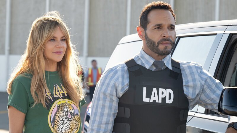 Entspanntes Duo: Kaitlin Olson als Morgan Gillory, Daniel Sunjata als Adam Karadec – Bild: SRF/​Disney