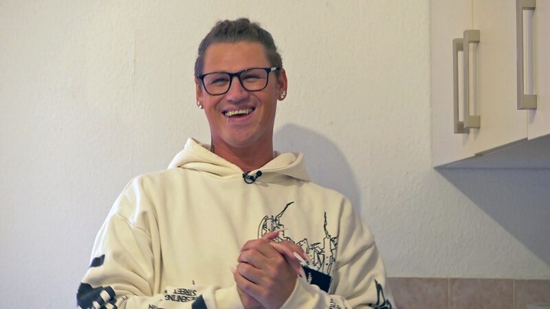 Andy hofft nach Probearbeiten auf einen Job im Drogeriemarkt. – Bild: RTLZWEI