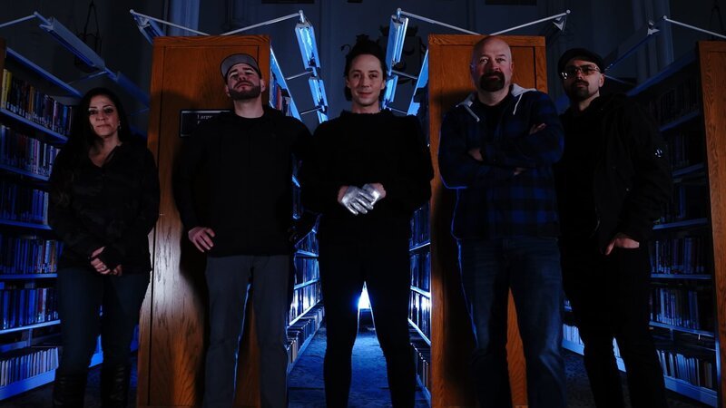 Johny Weir joins the TAPS team this week to check out the paranormal claims made at Osterhout Free Library. – Bild: Warner Bros. Discovery