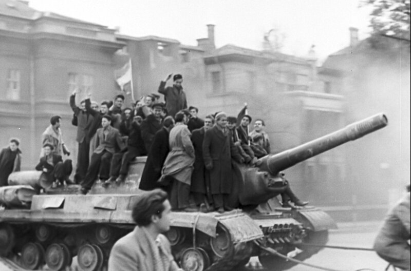 Nach Stalins Tod am 5. März 1953 wächst in den Ostblockstaaten die Hoffnung auf das Ende der kommunistischen Diktatur. Doch die anschwellenden Proteste werden brutal niedergeschlagen. – Bild: Roche Productions