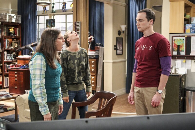 „The Big Bang Theory“, „Die Whirlpool-Kontamination.“ Schon nach einer kurzen Phase des Zusammenlebens hängt zwischen Sheldon und Amy der Haussegen schief. In seiner Regulierungswut hat Sheldon einen Badeplan aufgestellt, an den sich Amy nicht hält. Enttäuscht erwägt er die Trennung. Bernadette und Howard hatten eigentlich einen Ausflug nach Palm Springs geplant. Als dieser kurzfristig ins Wasser fällt, müssen die beiden verdutzt feststellen, dass jemand ihre vermeintliche Abwesenheit auszunützen versucht. Ihr Whirlpool vorm Haus ist plötzlich gut besucht. Im Bild (v.li.): Mayim Bialik (Amy Farrah Fowler), Kaley Cuoco (Penny), Jim Parsons (Sheldon Cooper). – Bild: HBOH