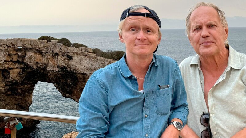 Als Schauspieler hat er genug geknechtet, jetzt möchte er einfach mal wie der Ochse vorm Berg stehen und das Leben genießen. Uwe Ochsenknecht zeigt Pierre M. Krause sein Mallorca: Der Film „Das Boot“ machte ihn bekannt, jetzt hat er eine Leidenschaft für Padel. Abends sitzt der wilde Kerl dann nackt im Garten. Alles könnte schön sein – wären da nur nicht die ganzen Freunde, die ihn besuchen wollen … – Bild: 3sat