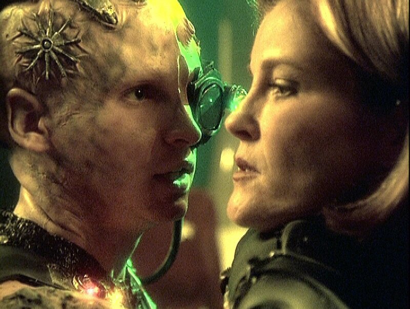 Captain Kathryn Janeway (Kate Mulgrew,r.) und Erster (junger Borg) Ryan Spahn. – Bild: Paramount