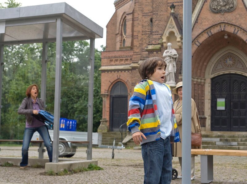 MDR Fernsehen IN ALLER FREUNDSCHAFT FOLGE 409, „Atemlos“, am Donnerstag (24.10.13) um 11:45 Uhr. Pia Heilmann (Hendrikje Fitz, hinten links) will Jonas mit dem Bus zur Schule bringen. Jonas (Anthony Petrifke, vorn) wartet an der Straße, als er plötzlich sieht, wie der Bus ins Schlingern kommt. – Bild: MDR/​Saxonia Media/​Krajewsky